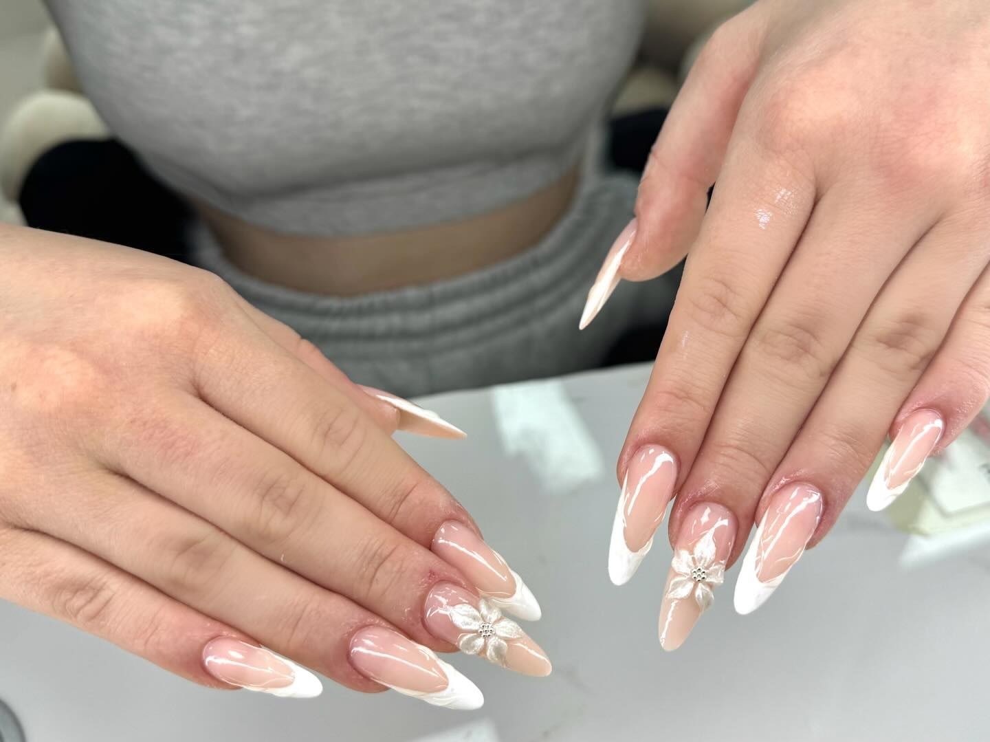 French manicure z białymi kwiatami